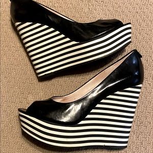 Michael kors black wedges with black/white